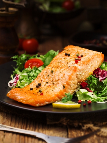 Baked salmon served with fresh vegetables